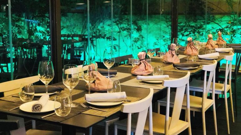 O restaurante Rabo d'Pêxe serve almoços e jantares, todos os dias