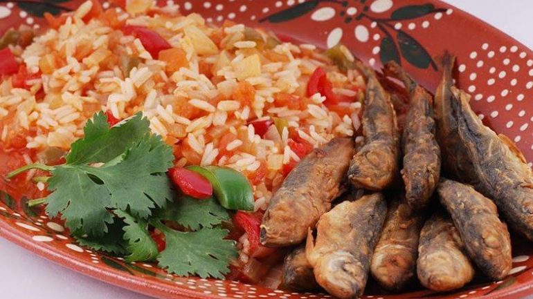 Carapaus fritos com arroz de tomate e pimentos
