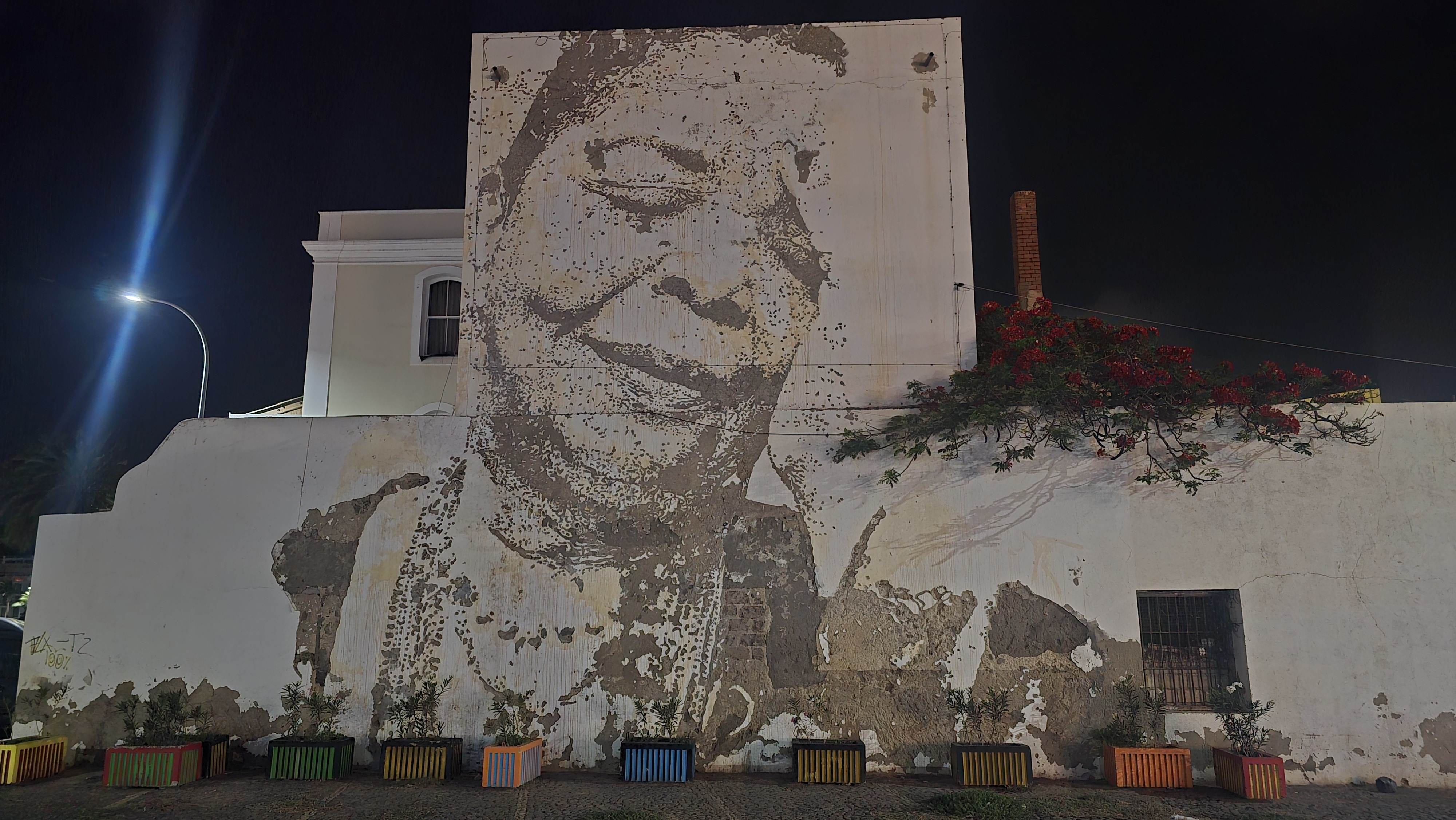 Mural de Cesária Évora, obra do português Vhils