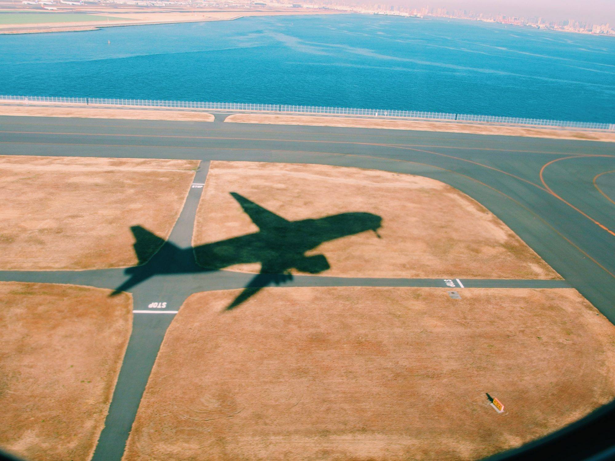 LiveATC.net. Esta app deixa-o ouvir as conversas dos controladores aéreos