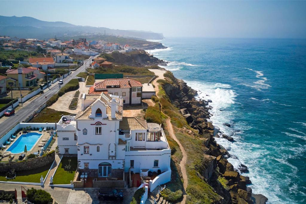Este hotel em Sintra tem mar de um lado, piscina do outro e parece saído de um conto de fadas