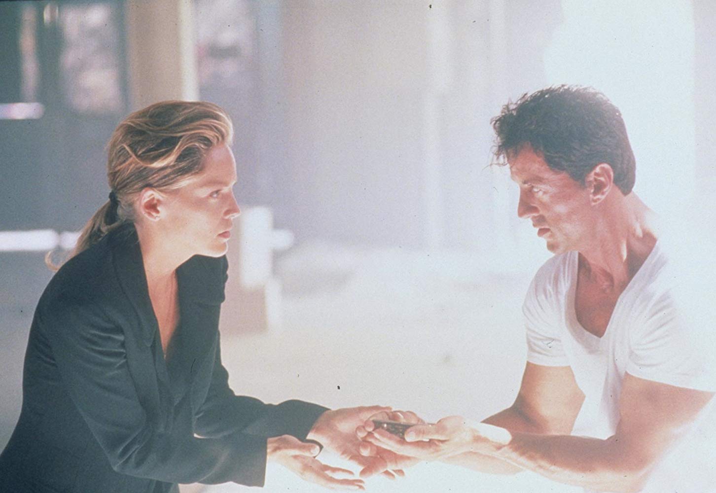 Silvester Stallone embebedou Sharon Stone para gravar cena de sexo em “O Especialista”