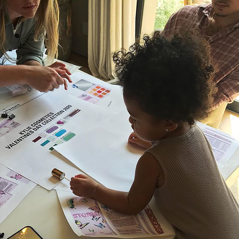 Kylie Jenner junta-se à filha Stormi na nova coleção de maquilhagem para 2020