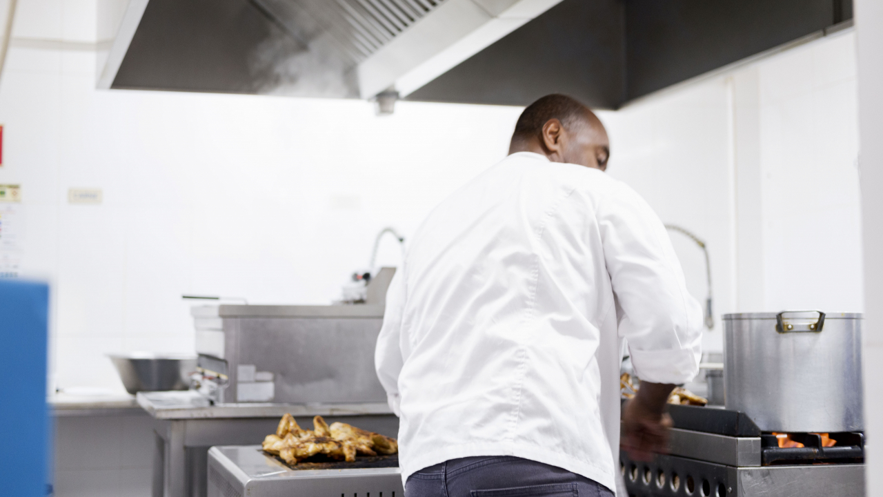 O chef do Caipirinha a preparar o frango assado 