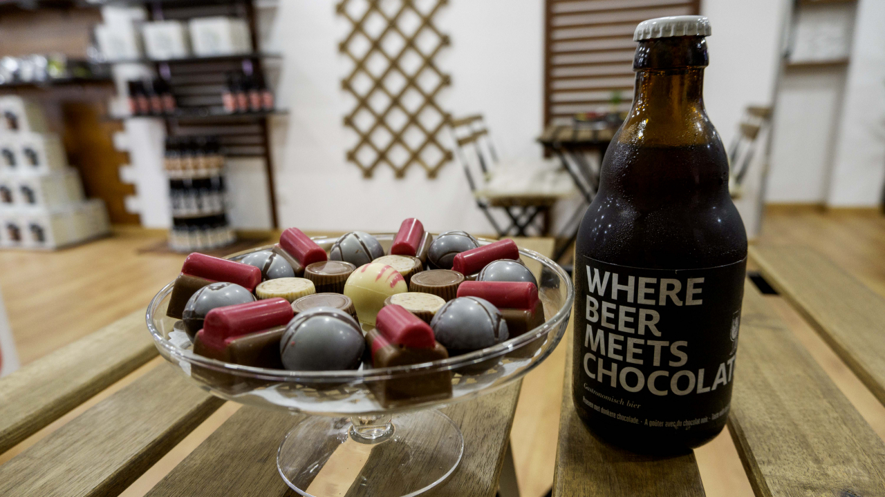 Há opções de chocolate preto com caramelo e flor de sal, chocolate branco com avelã ou chocolate de leite com caramelo, todos eles feitos na chocolateira Valentino