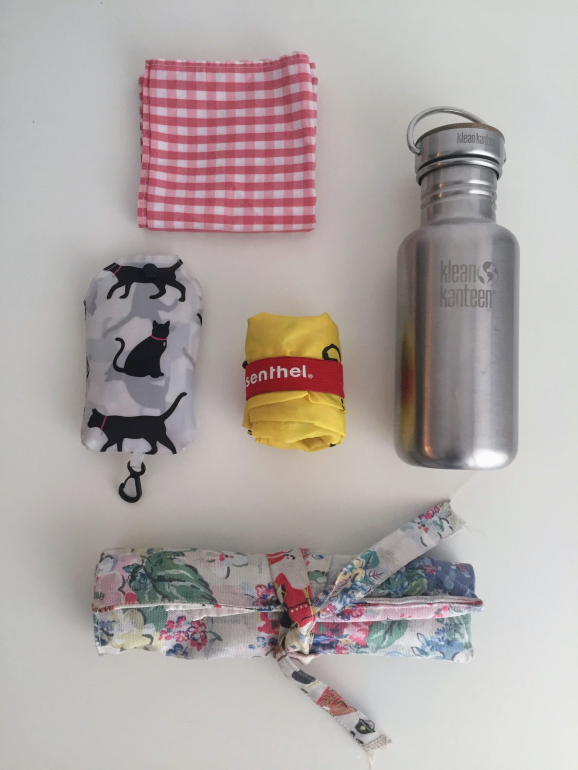 Ana Milhazes não viaja sem este kit, que inclui sacos reutilizáveis, garrafa de água, um lenço e um kit de talheres.