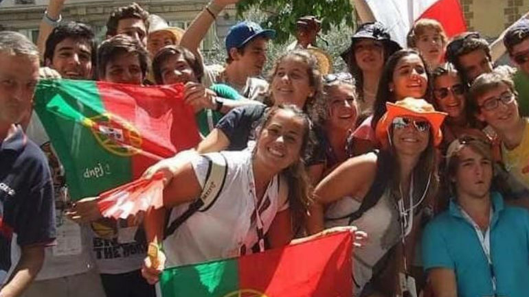 Miguel Costa (à esquerda, escondido pela bandeira) participou nas jornadas de Madrid com 18 anos
