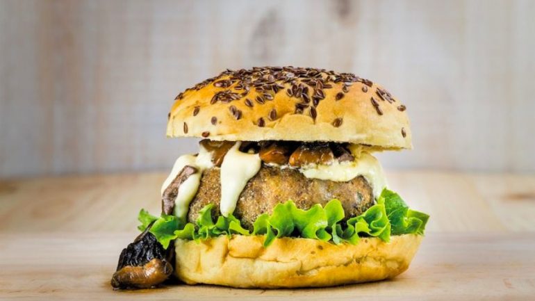 O pão de figo vem a acompanhar o hambúrguer de feijão e cogumelos
