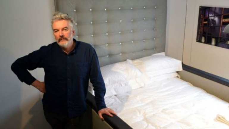 Michael Trainor , diretor artístico do Art B&B, no quarto desenhado por Christopher Samuel