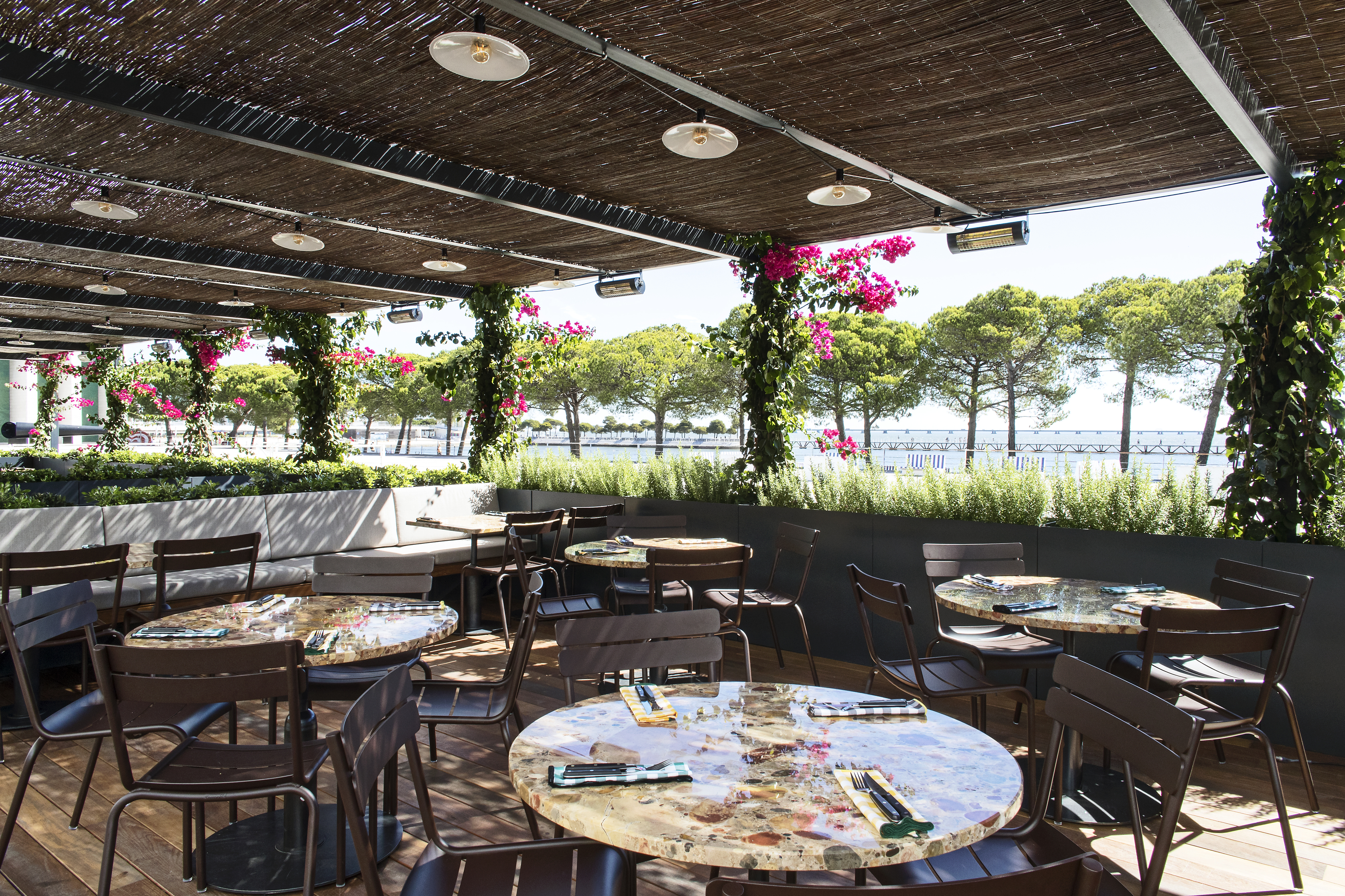 Crítica. A esplanada do Zero Zero é perfeita para desconfinar, de pizza na mesa e cocktail na mão