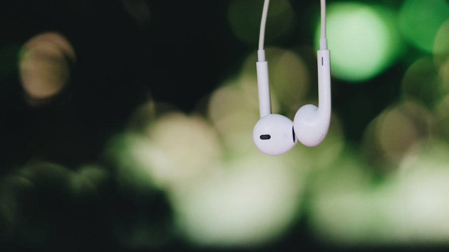 Será que podemos ficar surdos por adormecer com os auriculares nos ouvidos?