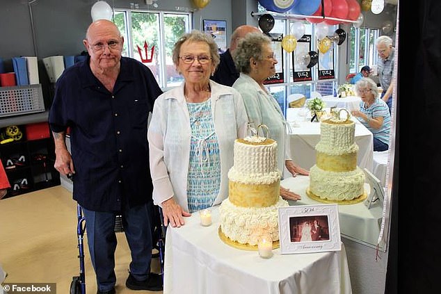 Estiveram casados 53 anos e morrem de COVID-19 com minutos de diferença, de mãos dadas