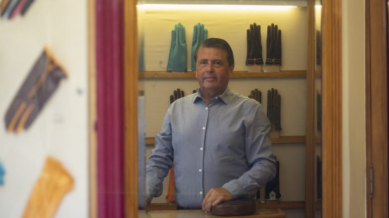 A Luvaria Ulisses escapou por pouco às chamas, mas não escapou às ruas cortadas que, nos meses seguintes, afetou o comércio dos que ficaram.