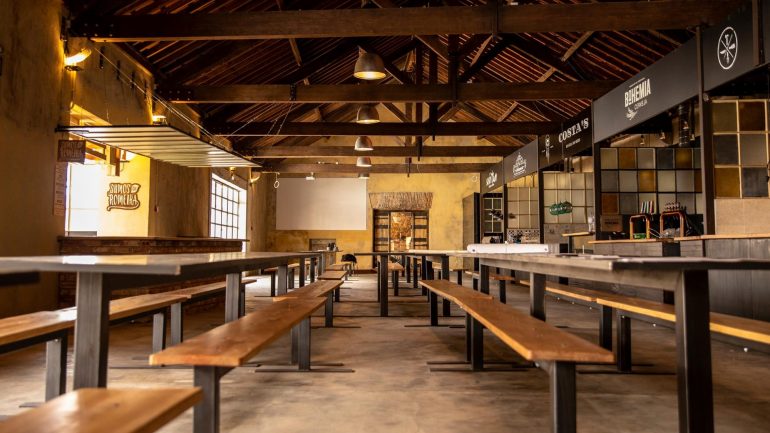 O Mercado da Romeira tem mesas corridas e partilhadas e mesas altas para duas pessoas