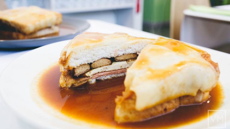 A francesinha vegana é feita com enchidos e queijos vegetais