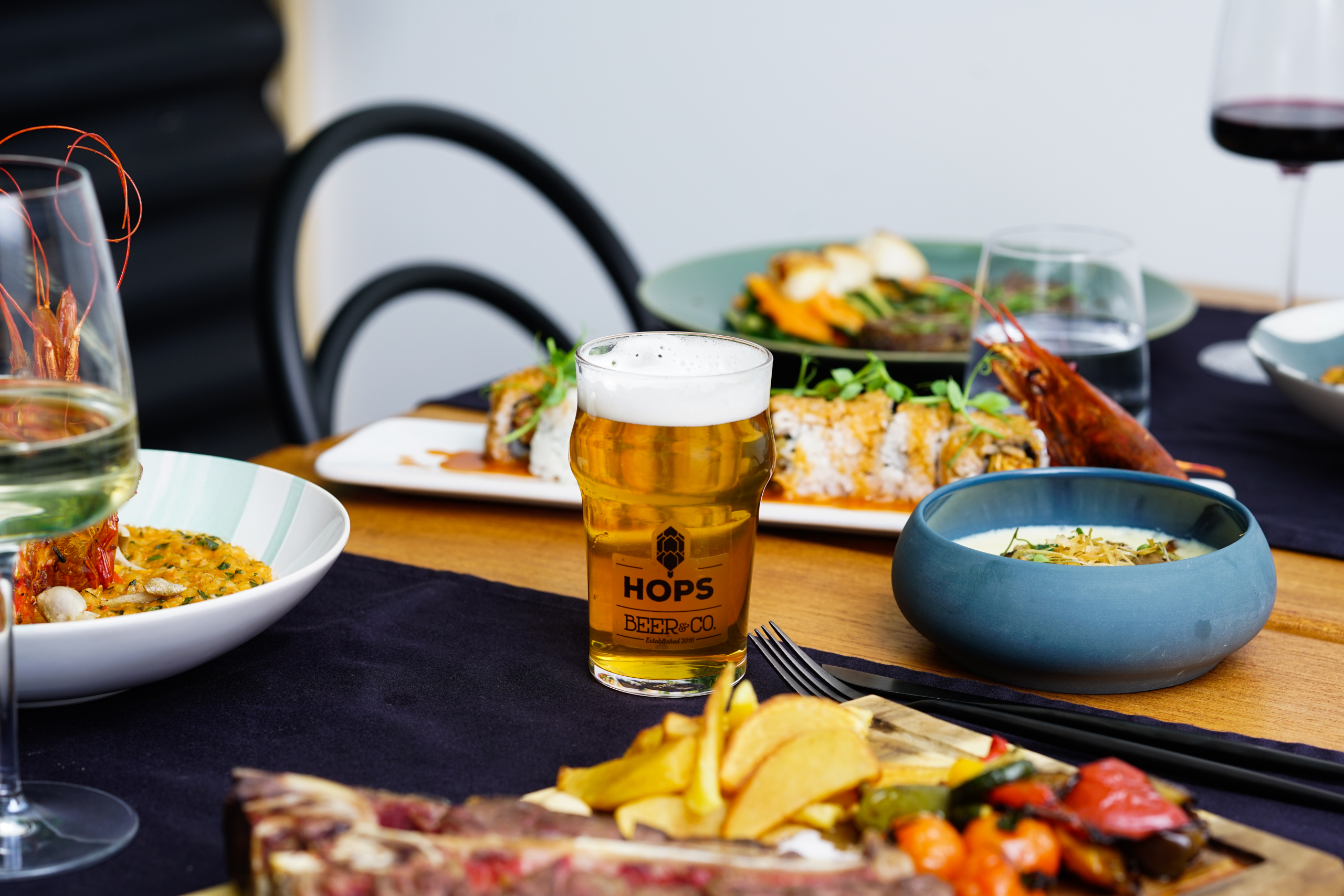Neste novo restaurante de Lisboa há sushi, T-bone e muita cerveja artesanal