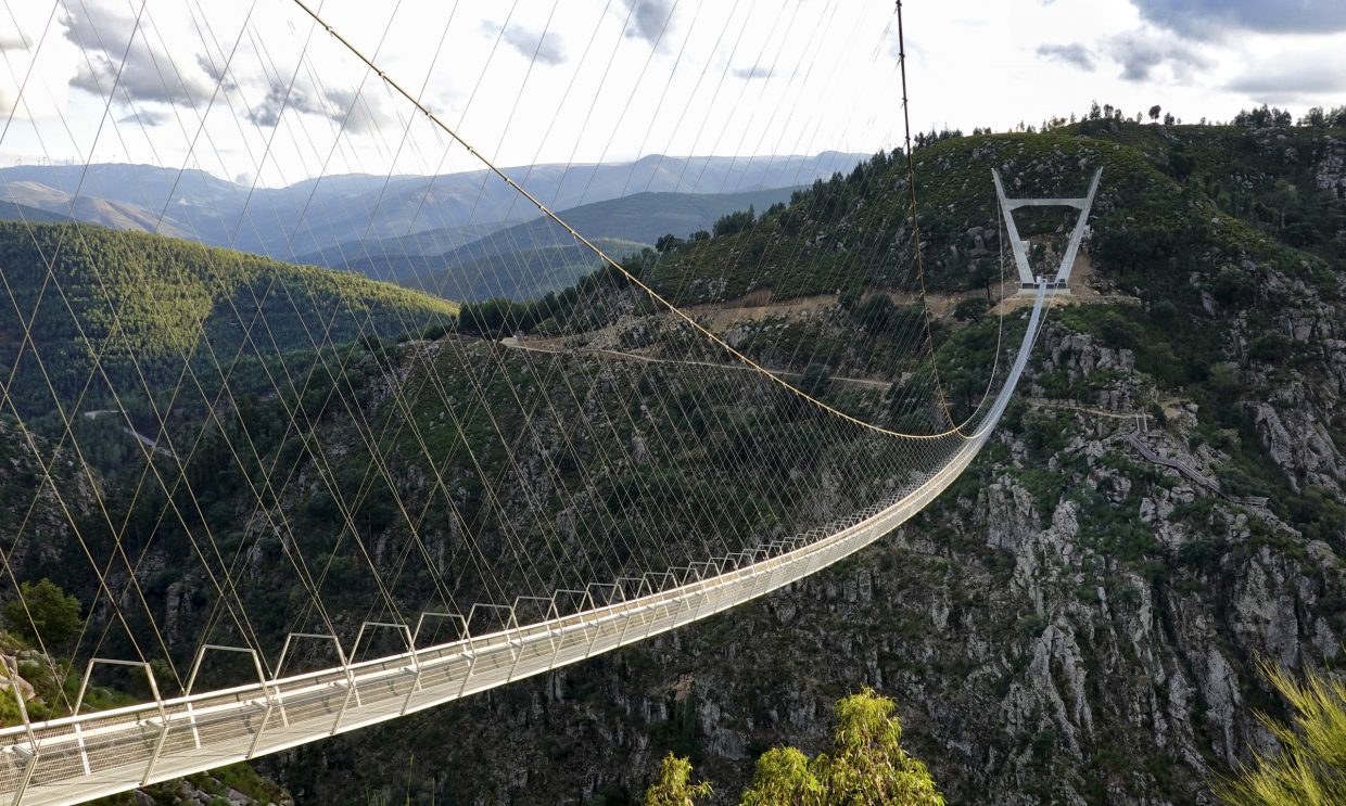 A maior ponte pedonal suspensa do mundo fica em Arouca e está prestes a poder pisá-la