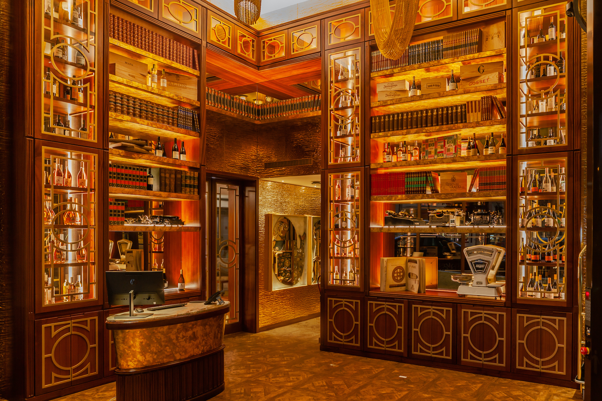 Lisboa tem um novo hotel revestido a dourado que celebra o fado, o vinho e os jaquinzinhos fritos