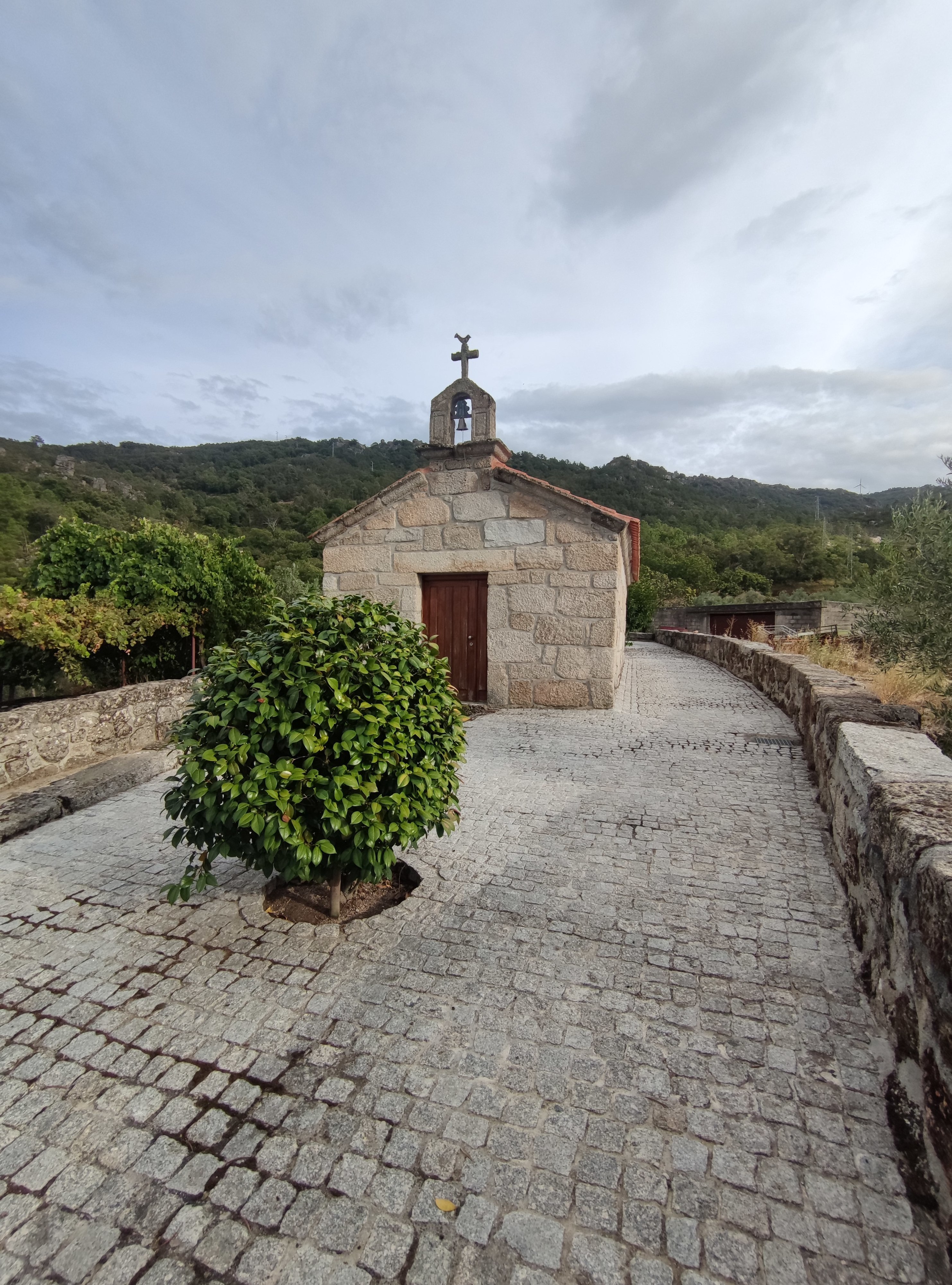 A capela de Santa Bárbara, em Cubas A capela de Santa Bárbara, em Cubas