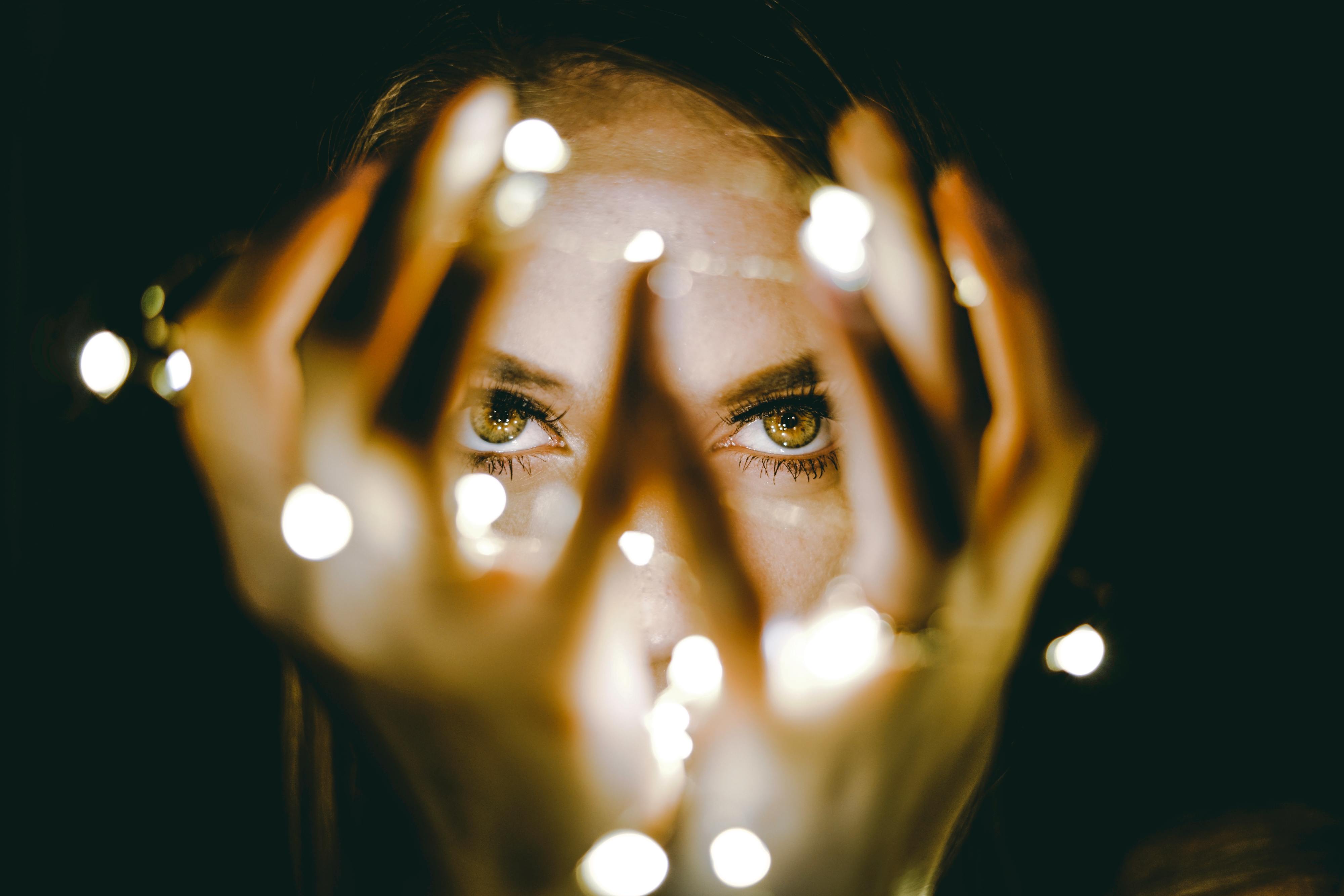 Usar maquilhagem com máscara? O foco está todo nos olhos (e temos 12 sombras incríveis para os destacar)