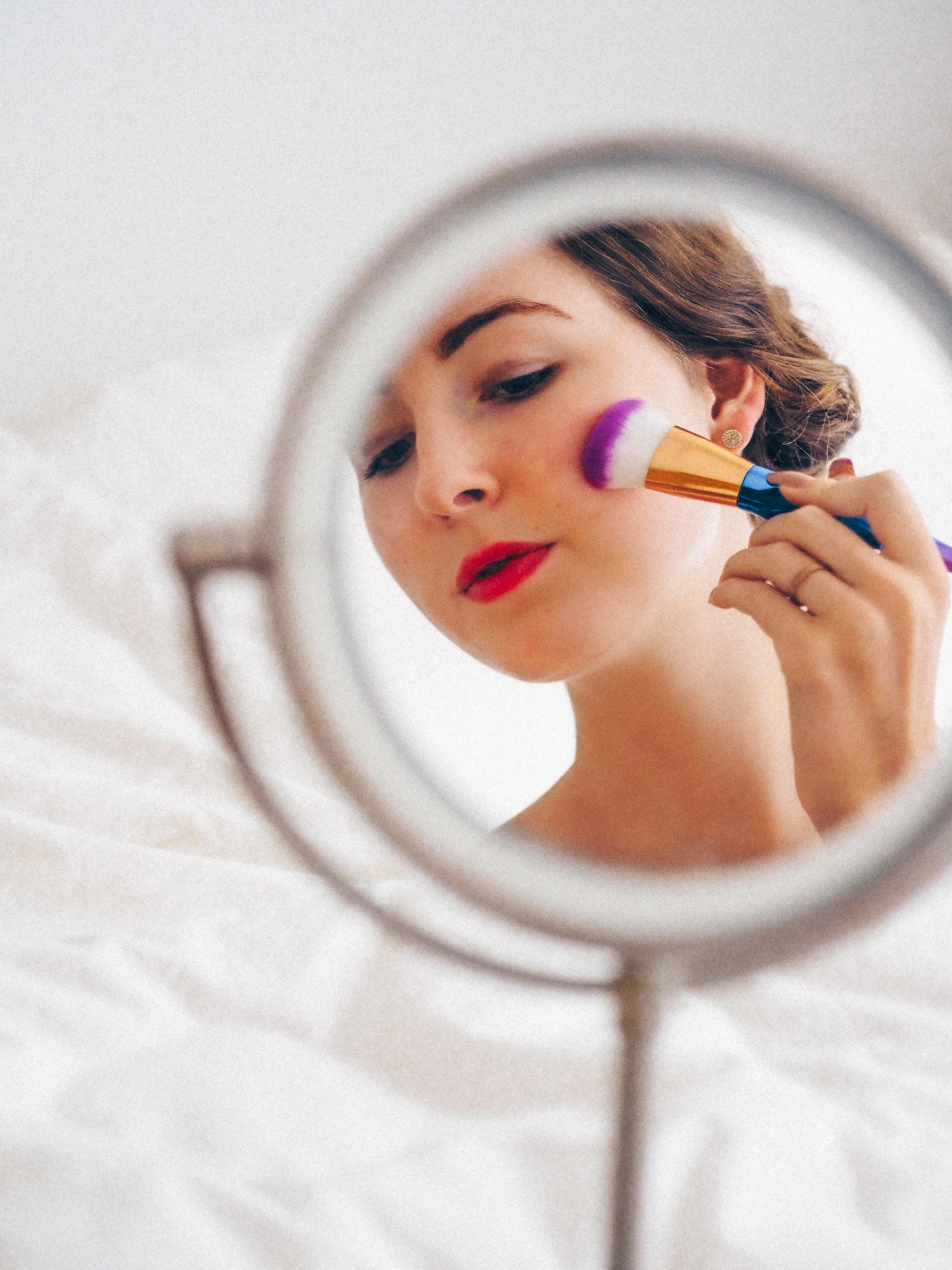 Sombras que são batons? Descubra produtos de maquilhagem multifunções a partir de 4,99€