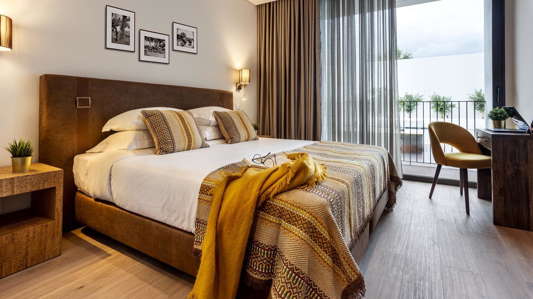 Neste novo hotel, o Cante Alentejano está presente nas paredes, camas e até nas fardas