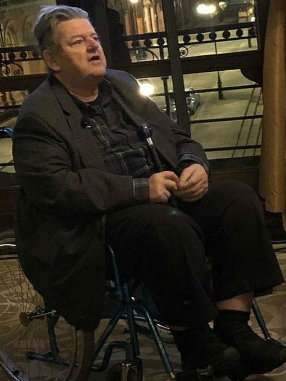 O ator foi visto na segunda-feira, 11 de março, numa cadeira de rodas