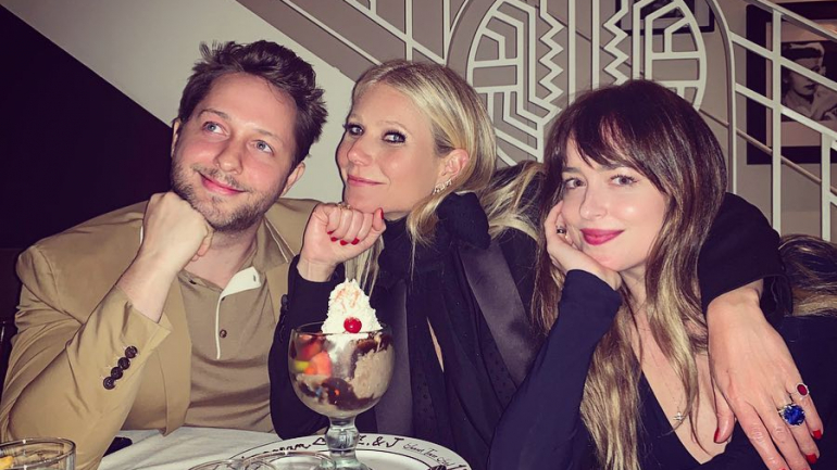 As atrizes Gwyneth Paltrow e Dakota Johnson com o aniversariante Derek Blasberg