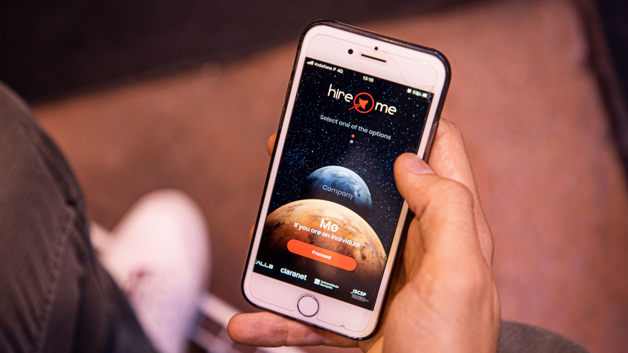 A app está disponível para iOS e Android e permite que os candidatos se apresentem através de um vídeo. A ideia, explicam os fundadores, é que seja tão fácil como fazer um Story do Instagram