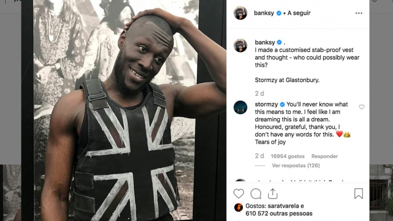 Festival Glastonbury. Um rapper subiu ao palco com uma obra de Banksy