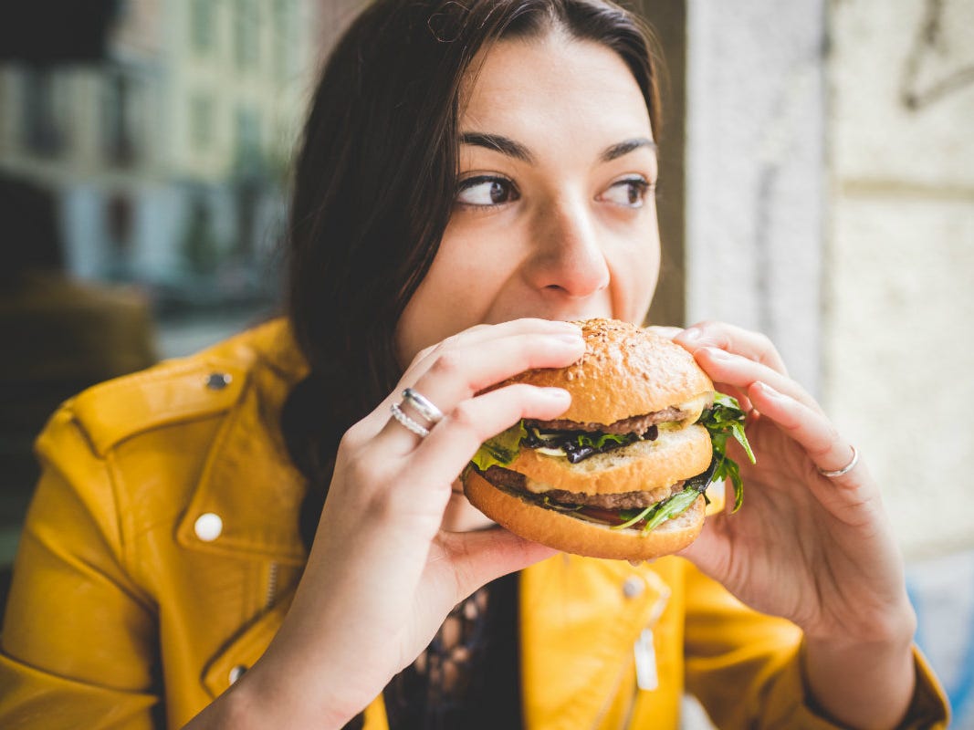 Identificar o número de calorias dos alimentos faz com que mais gente evite fast food