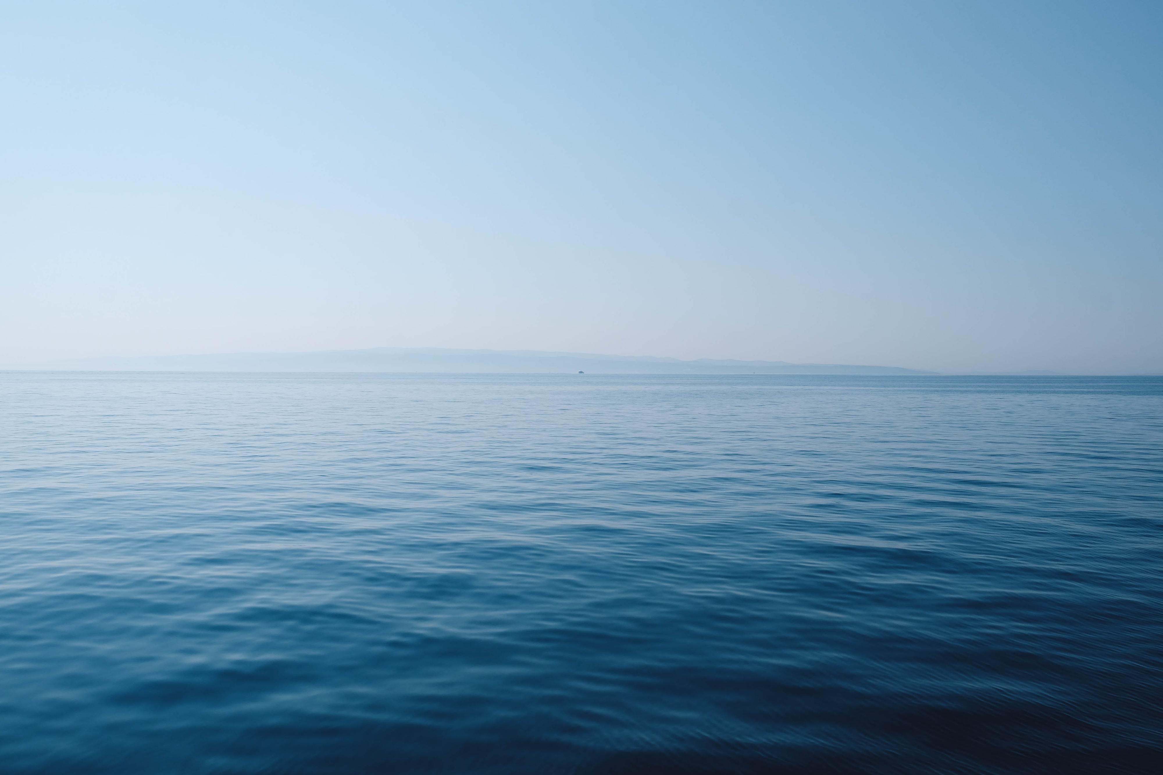 Homem sobrevive após 14 horas no Oceano Pacífico agarrado a “um pedaço de lixo”
