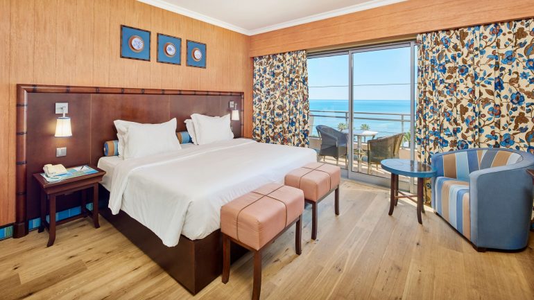 No Grande Real Santa Eulalia Resort & Hotel substituíram a alcatifa por chão de madeira flutuante