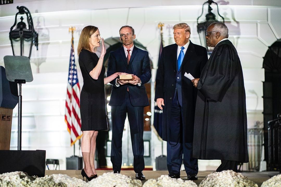Amy Coney Barrett. Nova juíza do Supremo Tribunal é anti-aborto, anti-casamento gay e pertence a grupo religioso