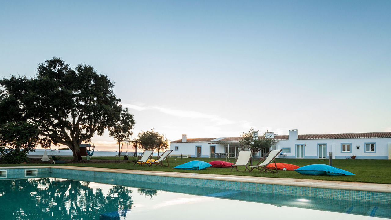 Aproveite o resto de agosto longe de confusões com estes 5 alojamentos com piscina