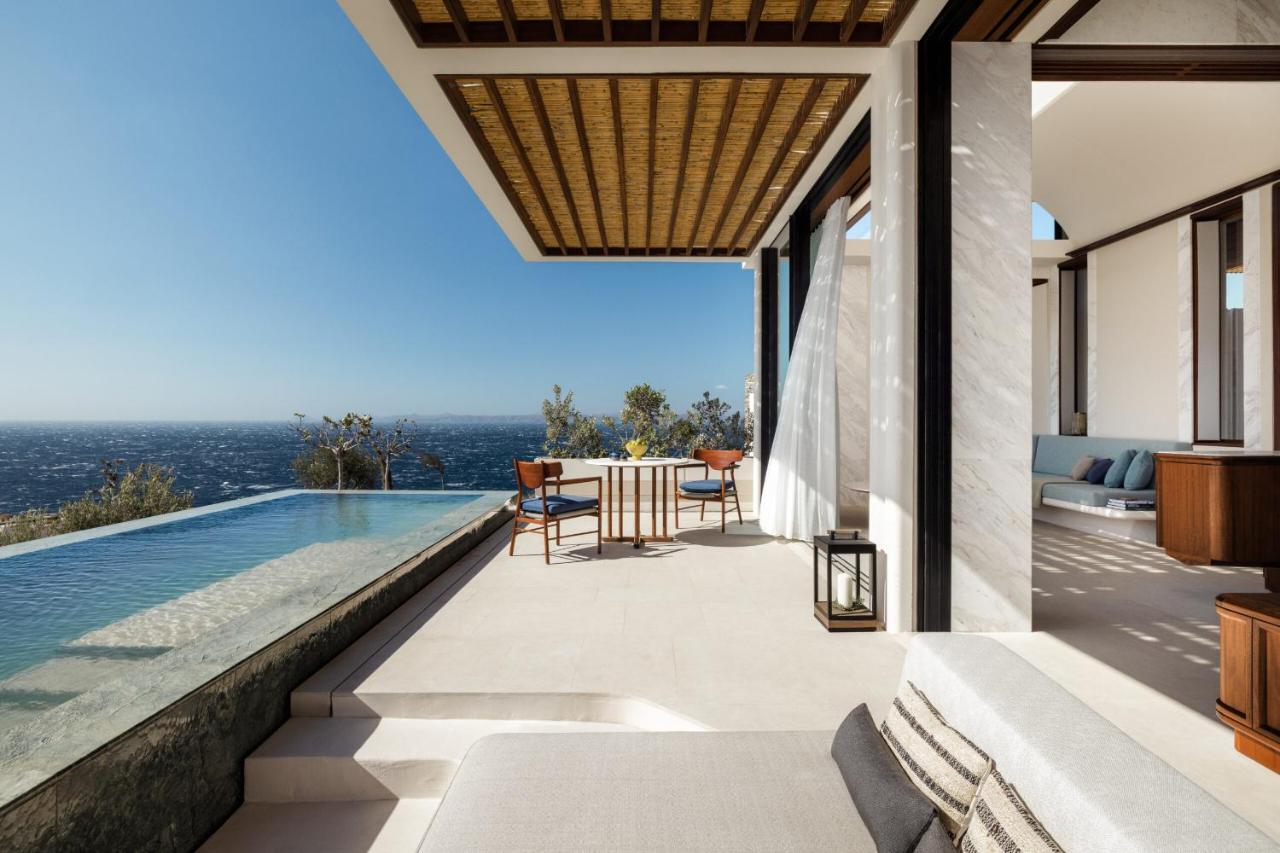 Quer umas férias longe da confusão? Este novo hotel grego tem villas privativas com piscina e vista para o mar