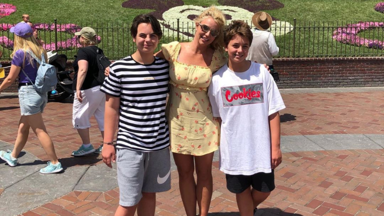Britney Spears com os filhos na Disneyland, no início de agosto 