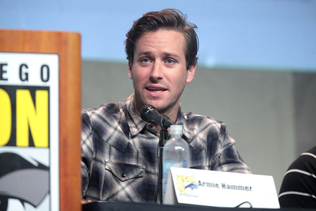 Armie Hammer acusado de abusos sexuais e de agredir uma mulher durante quatro horas
