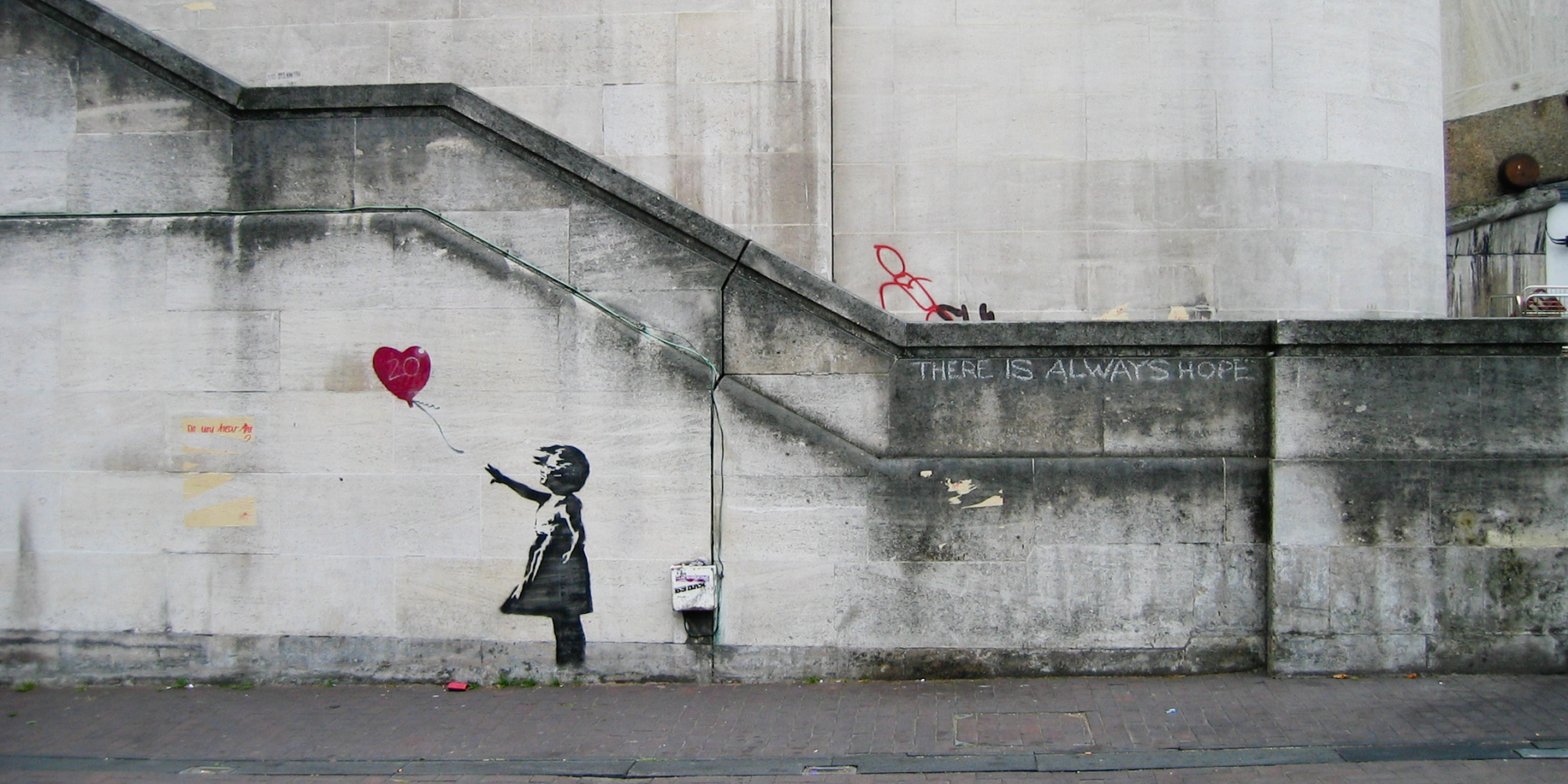 De Paris Hilton com cabeça de chihuahua, às partidas em vários museus. 29 factos, alguns desconcertantes, sobre Banksy