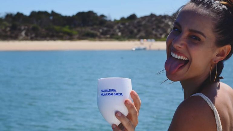 Mariana Monteiro aceita sugestões para encontrar o melhor spot para se beber sangria 