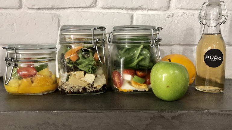 Há opções para pequenos-almoços e lanches como fruta e iogurte, mas também para refeições principais como as saladas e as sandes