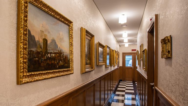 Com 88 lugares sentados, o Pabe tem duas salas (fumadores e não fumadores), uma delas que pode ser transformada num espaço privado, e ainda um corredor que funciona como uma galeria de arte
