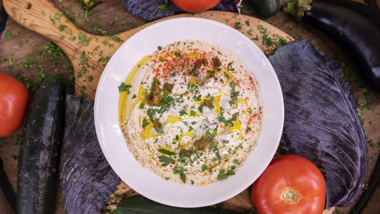 O tahini pode ser usado enquanto molho, ou como ingrediente para pratos como este, de húmus