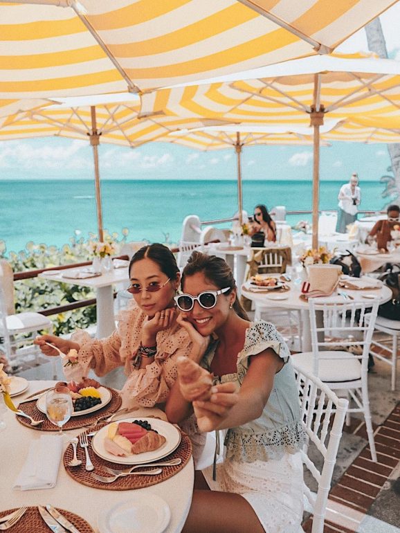 A influencer Aimee Song sentada em segundo plano