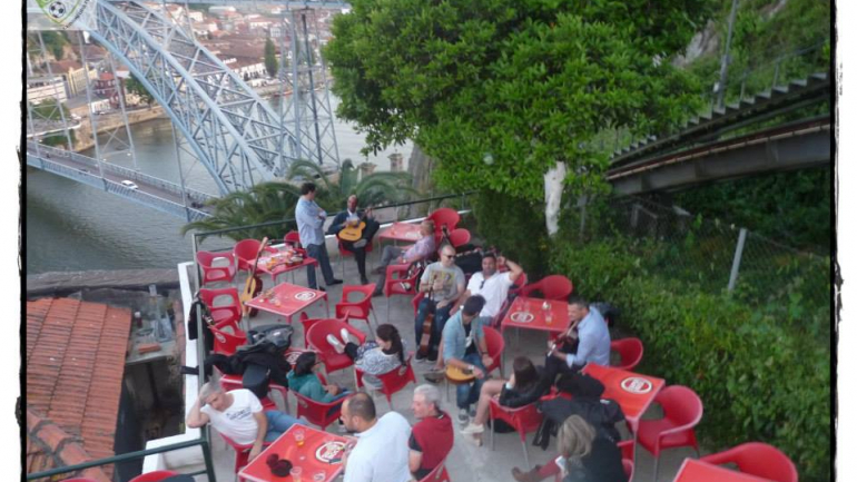 Ponha os olhos nesta vista. E peça um fino para brindar à cidade