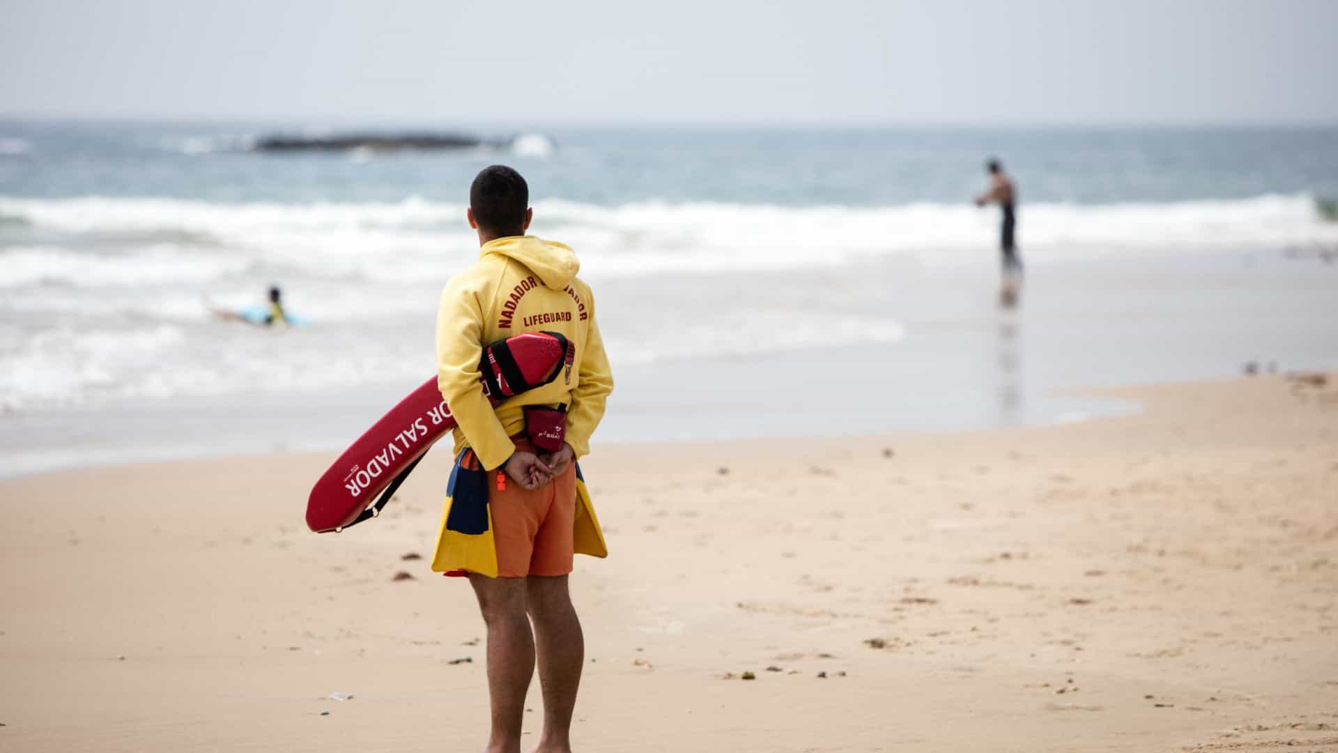 Autoridades procuram bebé de 3 meses que terá sido atirado ao mar na Praia da Rocha