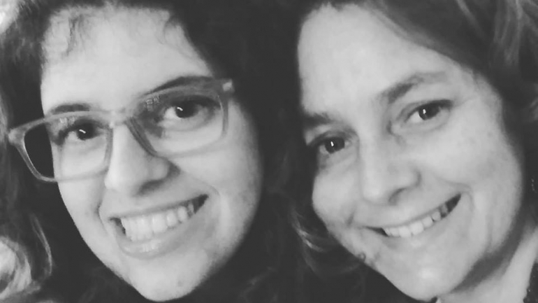 Matilde (esquerda) terminou recentemente o 12ºano numa turma do ensino especial e está neste momento sem perspetivas no mundo do trabalho