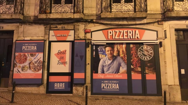 Já foi colocado um outdoor no local onde, em breve, abre o restaurante de pizzas