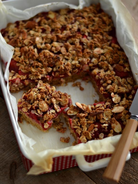Receita. Bolo de crumble de morango e framboesa vegano e light