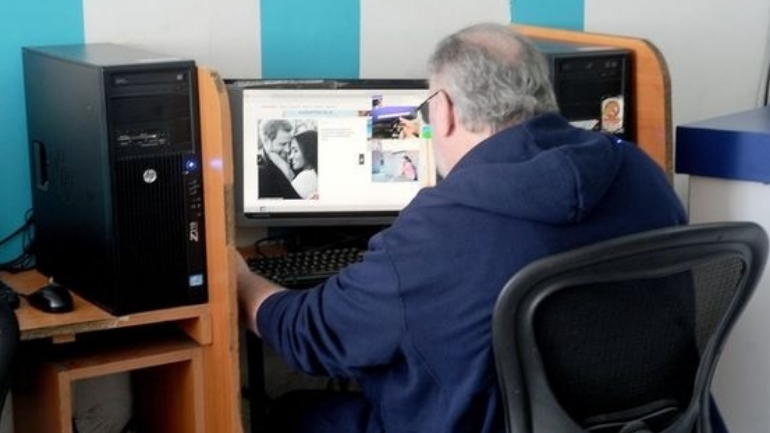 Esta terá sido uma das fotos encenadas, onde se vê Thomas Markle a pesquisar sobre a filha e o príncipe Harry 